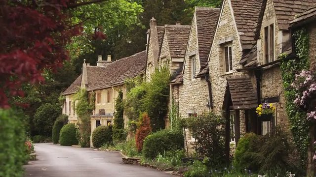 WS TU Village with stone houses / Castle Combe, Cotswolds, Wiltshire, UK