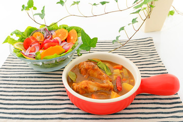 美味しそうなカレーとサラダ