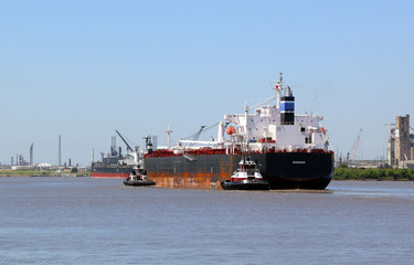 Obraz premium Cargo Ship Coming In to Port