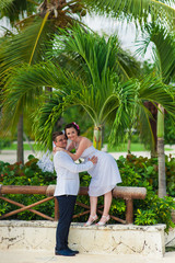 Fototapeta na wymiar young loving couple on tropical sea background - wedding on