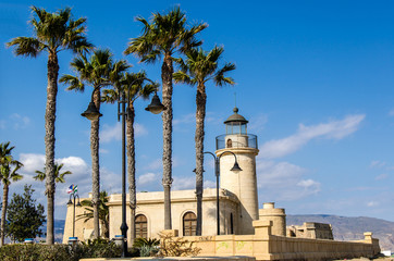 Leuchtturm mit Palmen in Roquetas de Mar in Andalusien