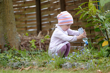mädchen beim giessen