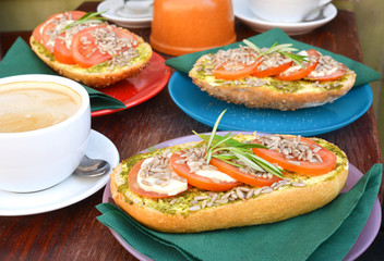 Cafe Tisch mit Sandwiches