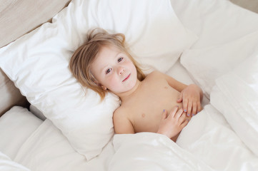 Obraz na płótnie Canvas a little girl sick in bed