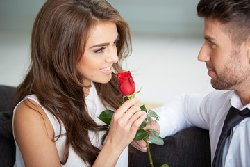 junges paar mit einer roten rose