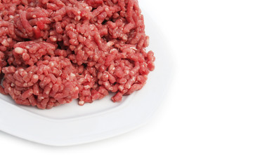 carne macinata cruda su piatto su sfondo bianco