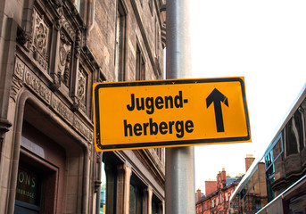 Fototapeta na wymiar Strassenschild 44 - Jugendherberge