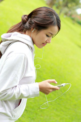 sporty woman listening music from her smartphone