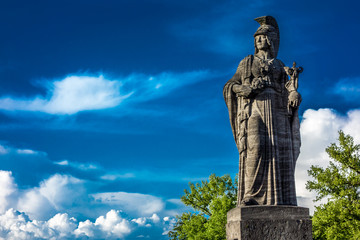 Siegesgöttin Athene in München vor dramatischem Wolkenhimmel