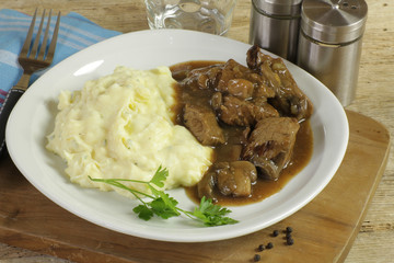 sauté de boeuf et purée 30042015