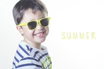 niño sonriente con gafas de sol 