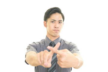 禁止の意思表示をする男性