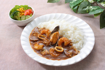 シーフードカレーとサラダ