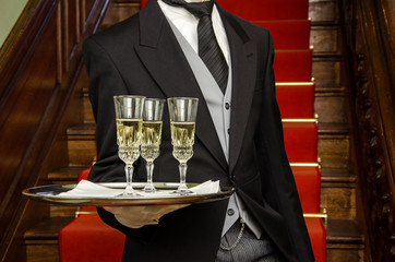 Butler in edlem Haus mit Sektgläsern