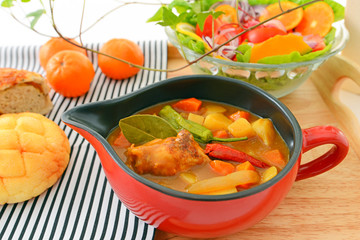 美味しそうなカレーとサラダ