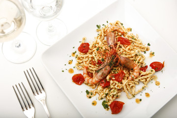 Piatto di pasta con gamberi e pomodorini
