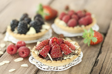 Tartelettes mit Erdbeeren, Himbeeren und Brombeeren