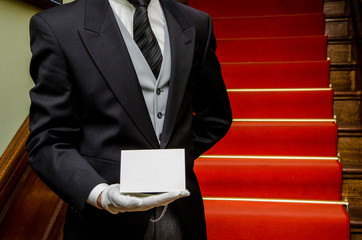 Butler mit weißem Schild