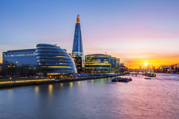 Fototapety  Nowy ratusz w Londynie o zachodzie słońca
