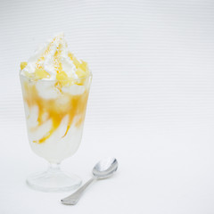 Frozen Yogurt mit Ananas