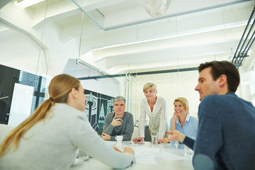 Team macht Meeting im Konferenzraum