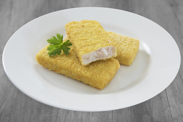 filet de cabillaud pané sur assiette garnie