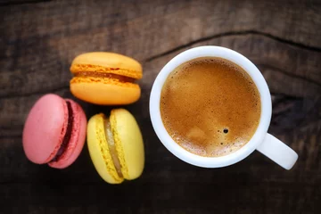 Fototapeten Guten Morgen-Konzept mit Espresso-Kaffee und französischen Macarons © kuvona