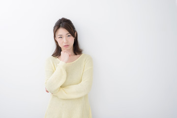 Obraz premium 悩む若い女性