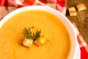 Cream soup with croutons