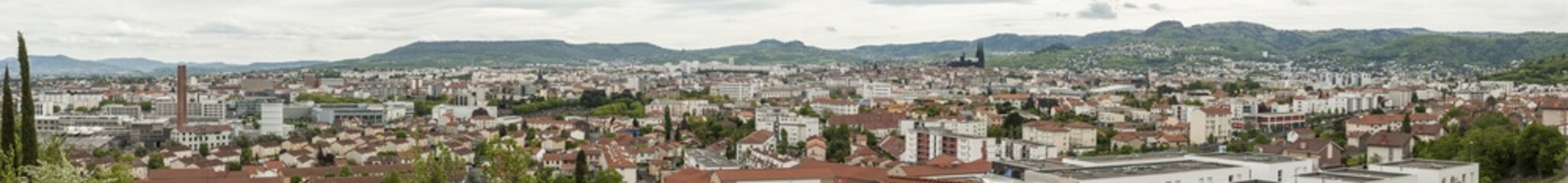 Fototapeta na wymiar Panorama / vue panoramique de la ville de Clermont-Ferrand