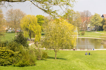Obraz premium Blick auf Teich mit Springbrunnen in Bielefelder Park