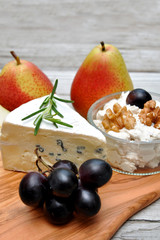 Käse mit Weintrauben und Birnen