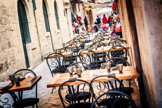 Fototapeta Restaurant terrace in old town of Dubrovnik in narrow streets