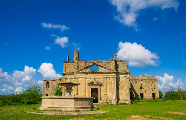 Rovine di Monterano: chiesa e fontana.