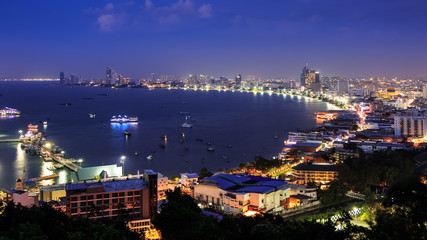 Obraz premium Pattaya city harbor at twilight, Thailand