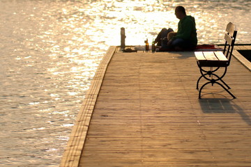 para nad jeziorem przy zachodzącym słońcu