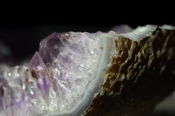 Amethyst Quarz Kristall vor schwarzem Hintergrund