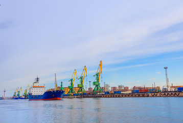  The vehicle is blue floats on the fairway. Cargo port.