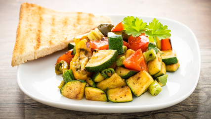 gegrilltes Gemüse und Toast - grilled veggies and toast