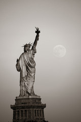 Statua Wolności i Księżyc - 82582122
