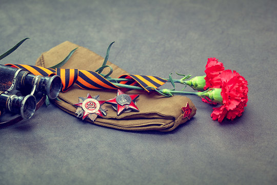Items WWII: forage cap, medals, flowers, George Ribbon