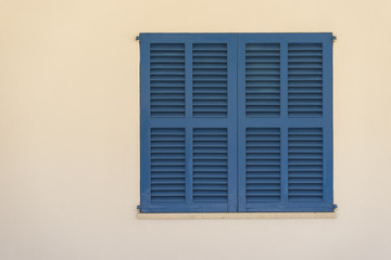 Blaues Holzfenster geschlossen