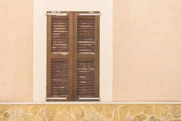 Verwitterte braune Fensterläden im Süden