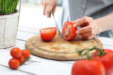 Pomidor , kobieta szykuje posiłek - obrazy, fototapety, plakaty