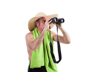 Uomo in spiaggia con binocolo