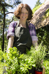 Frau mit Kräutern im Garten, woman with herbs in a garden