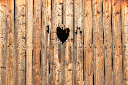 Alte Bretterwand mit Herz