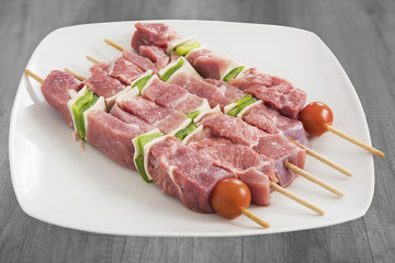 brochettes crues sur assiette
