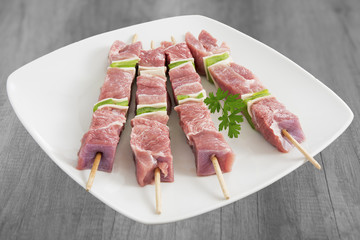 brochettes de porc cru