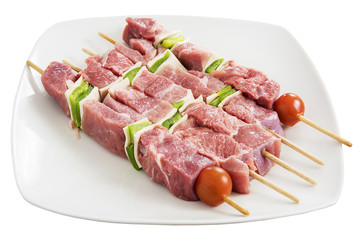 brochettes de viande crues sur assiette